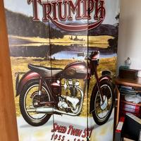 paravento separè con triumph e auto su altro lato
