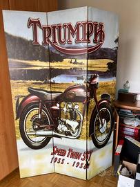 paravento separè con triumph e auto su altro lato