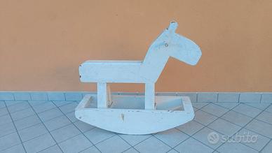 cavallino a dondolo in legno vintage 