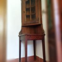 Mobiletto angolare con tavolino