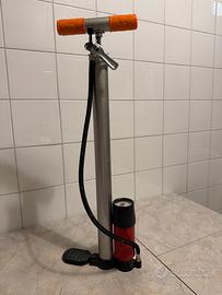 POMPA BICICLETTE con MANOMETRO