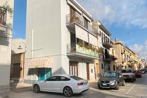 Appartamenti e locale commerciale