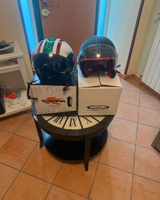 2 caschi di marca. Kappa - Moschino