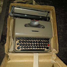 Macchina per scrivere olivetti lettera 22