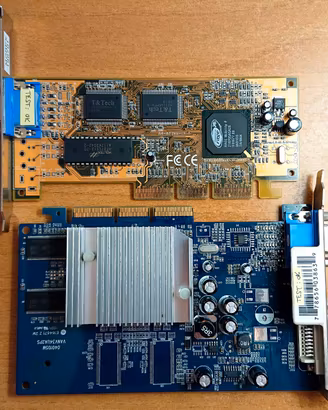 NVidia GeForce FX 5200 128MB e ATI Rage Mobility-P