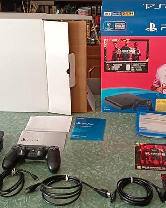 PS4 Slim  1TB  Versione  FIFA 20  con gioco