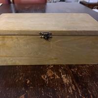 Antico set di scacchi con cofanetto in legno