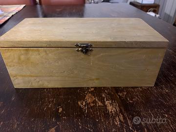 Antico set di scacchi con cofanetto in legno