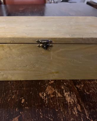 Antico set di scacchi con cofanetto in legno