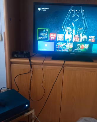Xbox One s con due giochi e carica controller