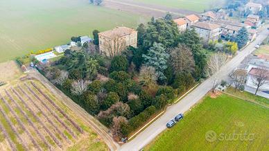 Porzione di Villa storica immersa nel verde