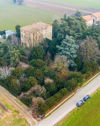 Porzione di Villa storica immersa nel verde