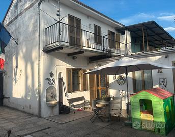 Casa indipendente giardino terreno (edificabile )
