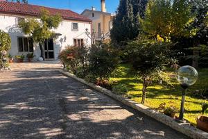 Porzione di casa ampia metratura con giardino