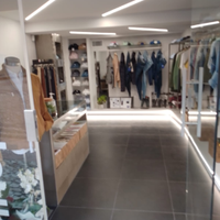 arredamento negozio in acciaio spazzolato a mano