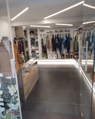 arredamento negozio in acciaio spazzolato a mano