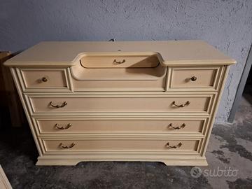 Comò in legno color champagne