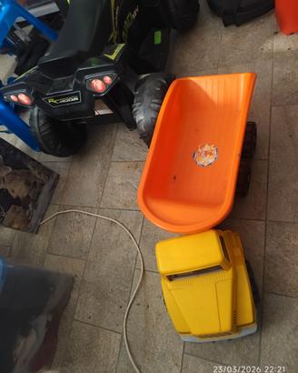 Camion giallo arancio