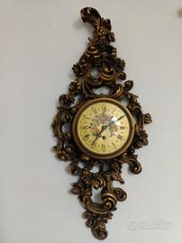 orologio antico dorato a parete