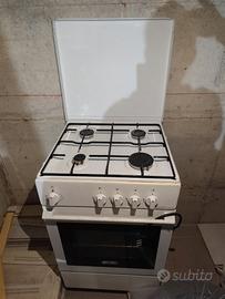 Cucina con forno elettrico