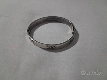 Bracciale rigido V logo in argento