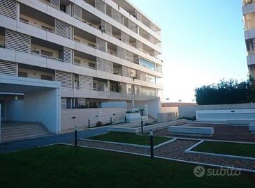 Fonte laurentina bilocale arredato con posto auto