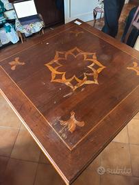 Tavolo quadrato in legno massello