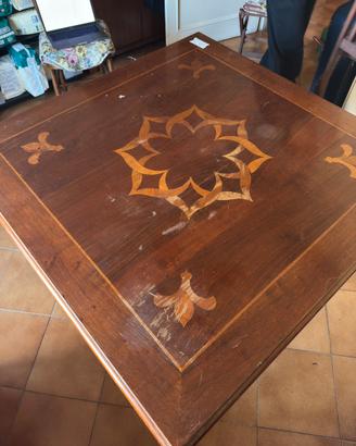 Tavolo quadrato in legno massello