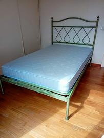 Letto in ferro battuto una piazza e 1/2+ materasso