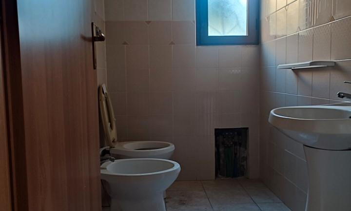 Locale commerciale zona centrale Santa Giusta