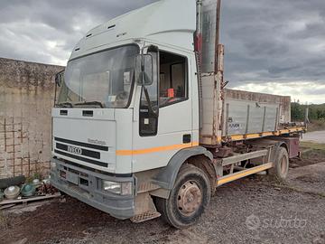Camion Iveco 150 con ribaltabile