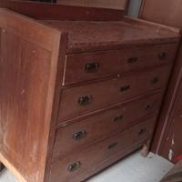 Comò d'epoca in legno.