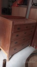 Comò d'epoca in legno.