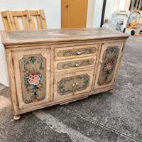Credenza tirolese decorata restaurata