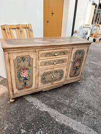 Credenza tirolese decorata restaurata