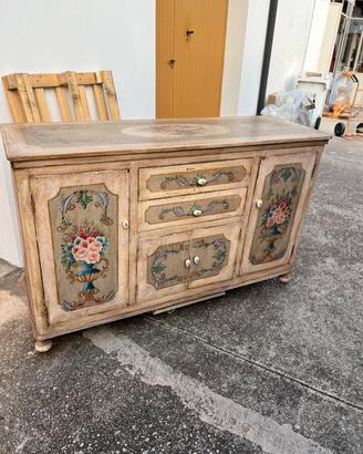 Credenza tirolese decorata restaurata