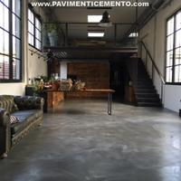 Pavimento in cemento, microcemento e resina