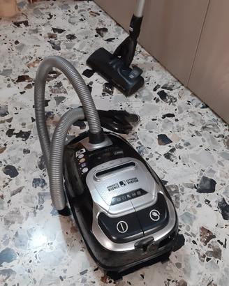 aspirapolvere a traino Rowenta con sacco