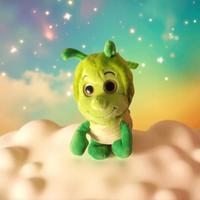 Peluche di bruco verde.