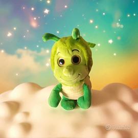 Peluche di bruco verde.