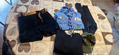 Abbigliamento scout e borsone con accessori