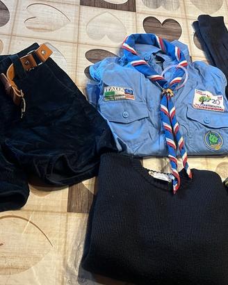 Abbigliamento scout e borsone con accessori