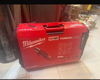 Pressatrice Milwaukee M18 FORCE LOGIC  con valiget