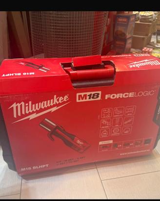 Pressatrice Milwaukee M18 FORCE LOGIC  con valiget