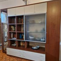 Mobile soggiorno con tavolo e sedie