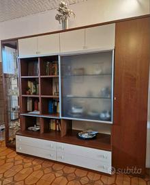 Mobile soggiorno con tavolo e sedie