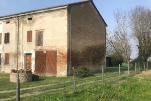 Porzione da ristrutturare con giardino