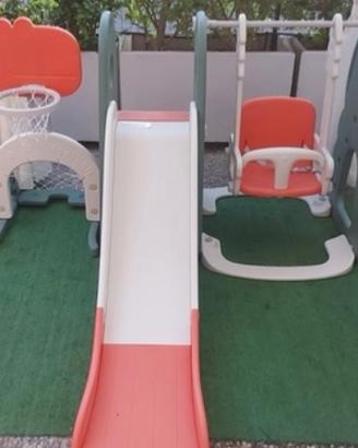 Parco Giochi con Scivolo, Altalena e Canestro