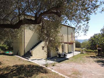 Casa indipendente tra gli ulivi vicino al mare