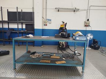 Tavolo da lavoro molto robusto e traspallet
